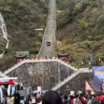 再）【マヌケ】中国の奇瑞汽車が自社のオフロード車の強さをアピールするため、天門山の天梯を登るパフォーマンスを行った結果 →→ 滑り落ちて天梯を壊すww