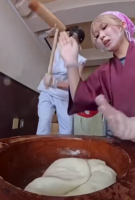【動画】日本の餅つき､世界中でバ〇にされる