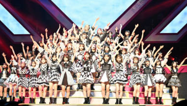 AKB48の20周年コンサート、1曲目から篠田麻里子センターで会場がどよめく