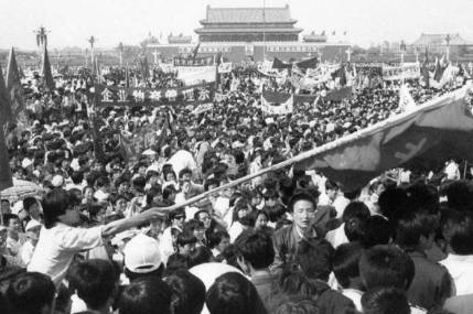 六四天安門で「人民に武器を向けることはできない」と拒否した軍長の軍事法廷映像が流出