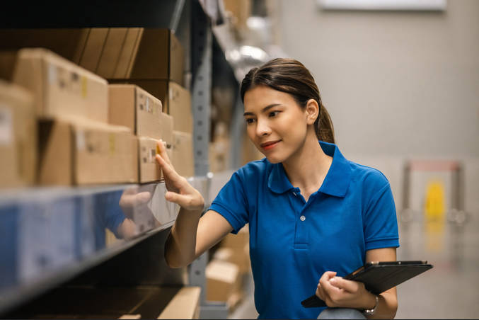 外国人受け入れの"拡大”と”規律”どちらを優先すべき？　→拡大 ４％、規律 ９３%