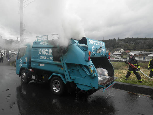 【モバイルバッテリー】ゴミ収集車の中で火災が起きる場合があります。捨てないでください。ゴミ収集車1台のお値段は1,000万円以上もするんです