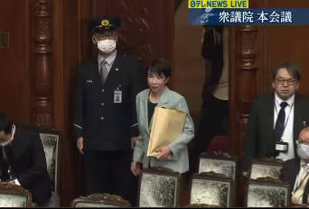 【寝る間を惜しんで働く総理】能登を視察した翌日には猛勉強したと思われる分厚い資料を持ち込んで国会、23時台に青森で起きた地震の会見、深夜2時半にも会見、早朝4時に注意喚起のポスト