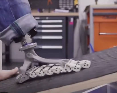 【医療】不整地や段差でも自然な歩行と防水性を両立する次世代義足