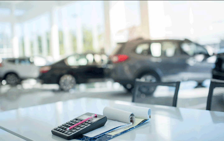 トヨタ「年収300万円未満の人の78％が残クレを利用してます♥」