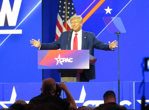 【国際】トランプ政権のスローガン、ナ〇スのプロパガンダと酷似で物議「非常に不快」「世界大戦を望んでいる」