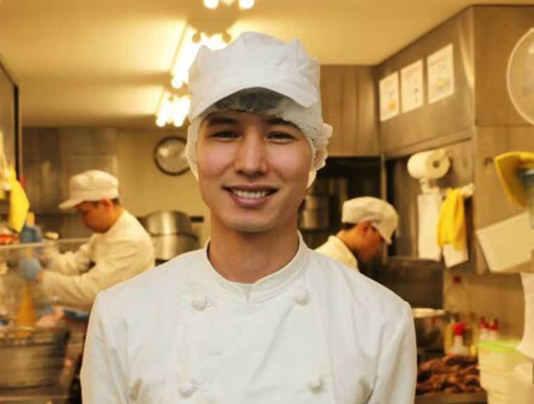 幹部候補はベトナム人  もう「日本人は採っていない」 飲食業界で人材争奪戦が起こる理由は「仕事に対する熱量がまるで違う」