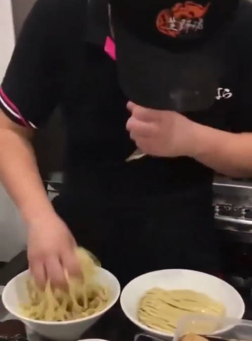 【動画】大阪のつけ麺屋さん、こねくり回しすぎて炎上