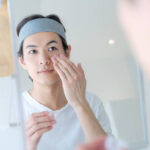 【悲報】男性の100人に一人がトイレでメイクを直していた…