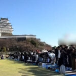 再）【X】姫路城前公園でイスラム教徒らによる集団礼拝が行われ物議
