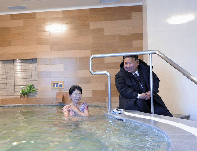 【朗報】金正恩さん、女湯に侵入ww