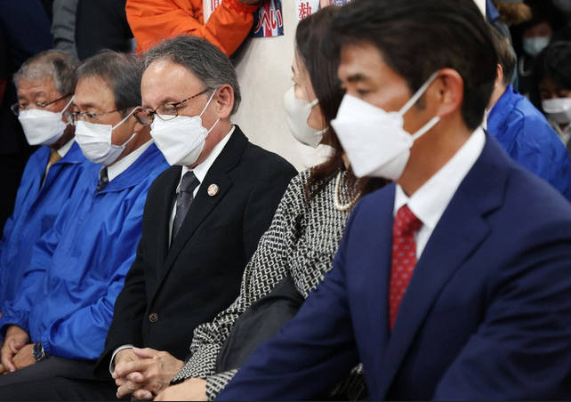【悲報】オール沖縄惨敗の名護市長選　玉城デニー知事さん、陣営の開票見守りに姿見せずｗ