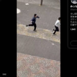 【川口、無法地帯】川口駅前広場で刃物の様な物で遊ぶ外国人、すぐに警察に通報して5人位で確保されてました