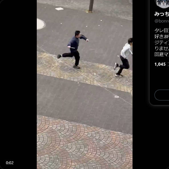 【川口、無法地帯】川口駅前広場で刃物の様な物で遊ぶ外国人、すぐに警察に通報して5人位で確保されてました