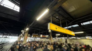 札幌駅がほぼ全線運休、快晴のためレール凍結、観光客凍死へ