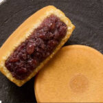 【中に具材を入れて焼いた円形の厚焼き和菓子】  粉と水の現場でも事務効率を向上–菓子製造「御座候」が全店舗に「タフブック」導入