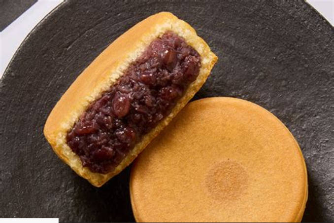 【中に具材を入れて焼いた円形の厚焼き和菓子】  粉と水の現場でも事務効率を向上–菓子製造「御座候」が全店舗に「タフブック」導入