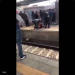 【だから黒〇は……】黒人男性たちに暴行を受けるたった1人の白人女性 →→ 日本でも移民が増えるとこうなる！！