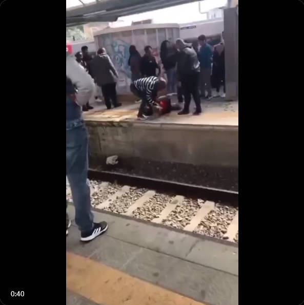 【だから黒〇は……】黒人男性たちに暴行を受けるたった1人の白人女性 →→ 日本でも移民が増えるとこうなる！！