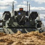 【ウクライナ前線】省力化　地上AIロボがロシア兵3名を捕虜にする動画／別機種の遠隔ロボが敵強襲部隊を射撃制圧し45日間守備