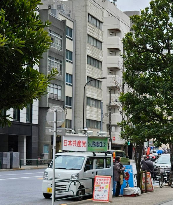 【へー、共産党さん、そこで演説するんだ！！】何故そこが空いてるのか」をお判りではない？もしくは知っててあえてそこでやる？