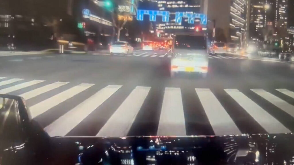 ではここで、赤坂事故の後続車のドラレコ映像を御覧ください