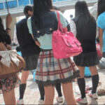 【私人逮捕】女性のスカートの中を盗撮しようとした高齢者が周囲の人に制圧される瞬間