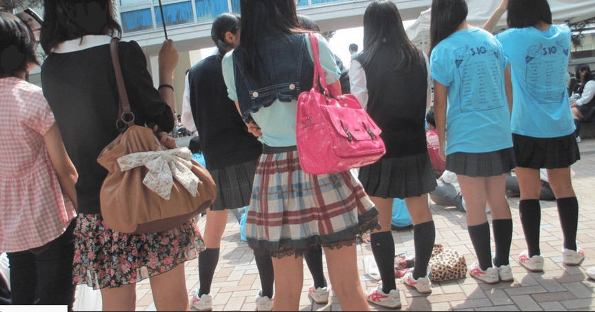 【私人逮捕】女性のスカートの中を盗撮しようとした高齢者が周囲の人に制圧される瞬間