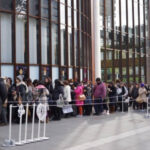 生活厳しい…貴金属店には長蛇の列