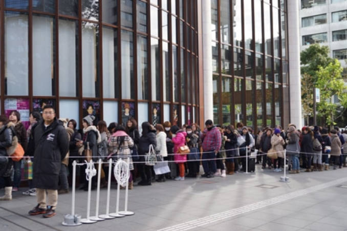 生活厳しい…貴金属店には長蛇の列