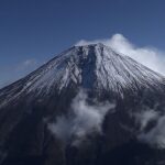 冬の富士山で相次ぐ遭難…中国SNSで「バリケード突破」指南動画が拡散