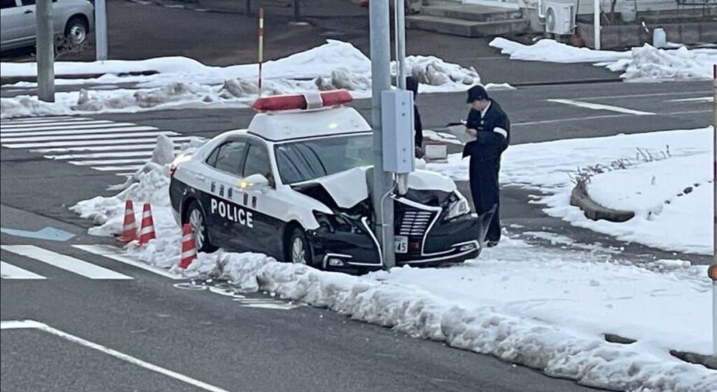 【画像】パトカーが信号柱に衝突、新潟市東区…近隣住民「雪で滑っているようには見えなかった」