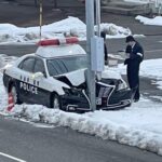 【画像】パトカーが信号柱に衝突、新潟市東区…近隣住民「雪で滑っているようには見えなかった」