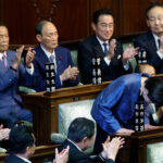 「魂抜けちゃってる」「年上の麻生さんのほうがしっかり」高市首相誕生の背後で…うつろな表情、弱々しい拍手の菅元首相に集まる心配の声
