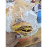 【画像】マクドのハンバーガーを買った人　激怒
