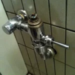 TOTO「和式トイレの水洗レバーは手で押して。足で踏むのはやめて」