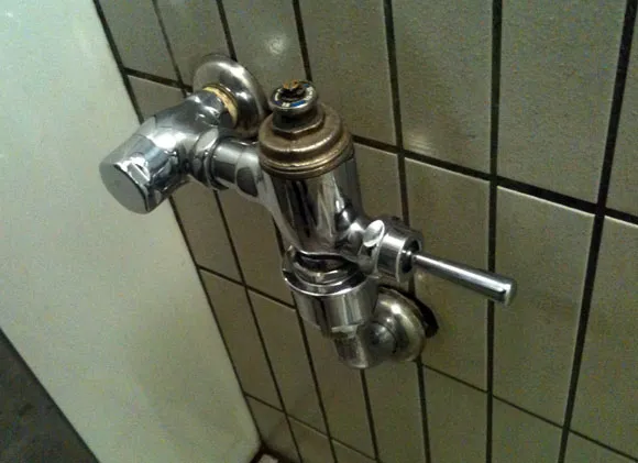 TOTO「和式トイレの水洗レバーは手で押して。足で踏むのはやめて」