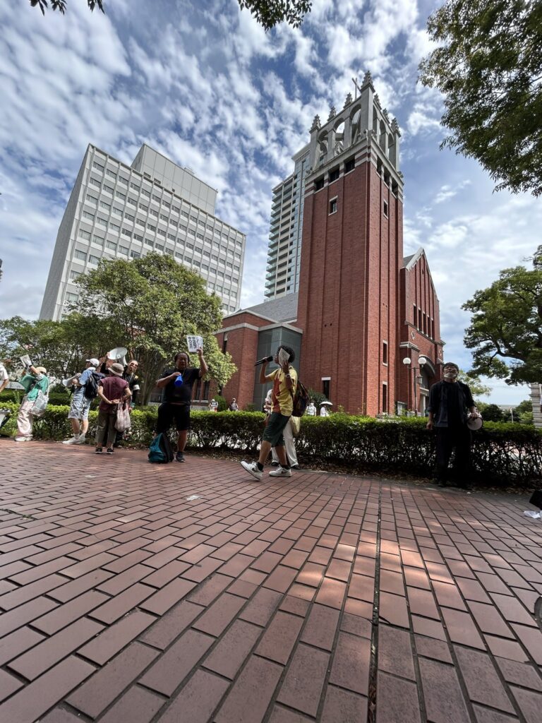 斎藤辞めろデモの左翼ジジババさん、県庁に突入を試み警官隊と激突