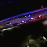 警察に追われ逃走車を捨てた犯人、行き交う他車に轢き殺される場面がTV放送されてしまう