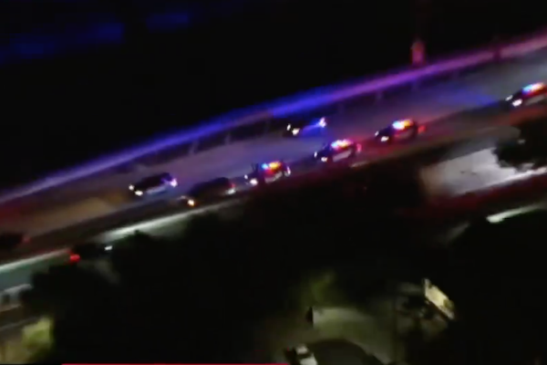 警察に追われ逃走車を捨てた犯人、行き交う他車に轢き殺される場面がTV放送されてしまう