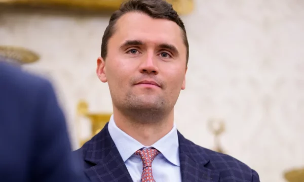 【チャーリー・カーク氏はイスラエルか？』チャーリー・カーク氏はイスラエルのネタニヤフ首相から提示された1億5千万ドル（約221億円）の資金提供を拒否した。その数週間後に暗殺