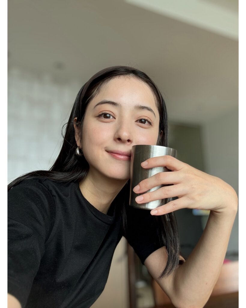 佐々木希、黒髪＆すっぴん風ショット公開　「いまだに可愛い」「透明感すごい」「神秘的な感じでお似合い」ファンメロメロ