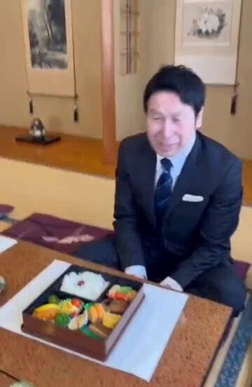 【www】みんな選挙になり、質素なご飯を食べて庶民的なところをアピールするのに、よねやんだけ空気読めてなくて贅沢なご飯たべてんのマジで草