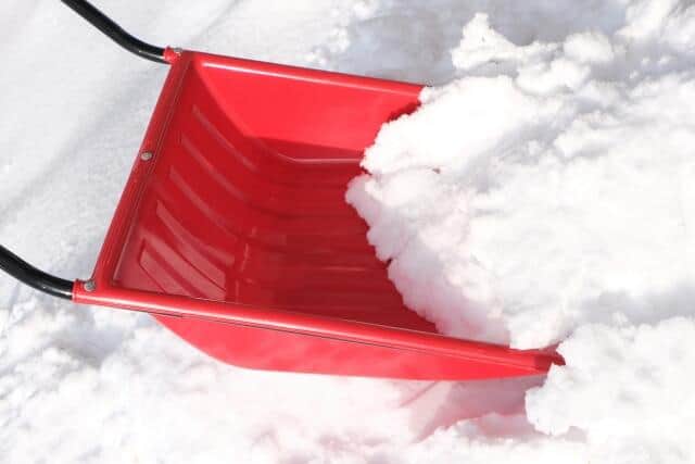 「雪を道路に出さないで！」「道路に雪まき禁止です」新潟県警、Xで注意喚起に「誰かが撒いてましたな」「絶妙なタイミングでの啓発」