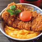 【画像】飯屋「ほれーいwこれが"綴じないカツ丼"でぇいっ！ww」←これw