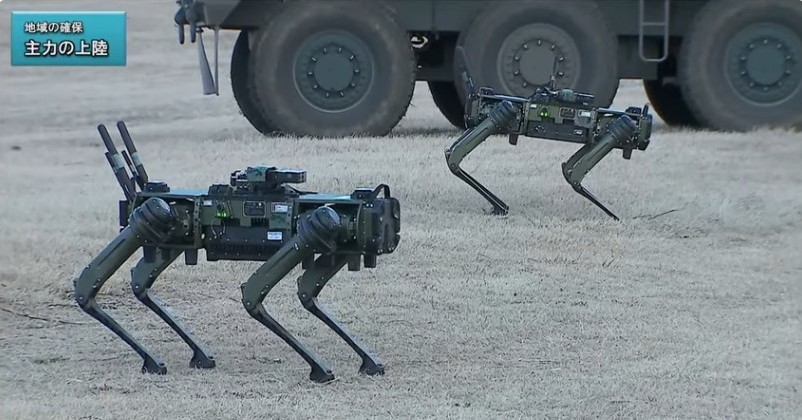 陸上自衛隊の訓練始めに“ロボット犬”　空挺作戦に参加、偵察行動を実行　YouTubeで公開