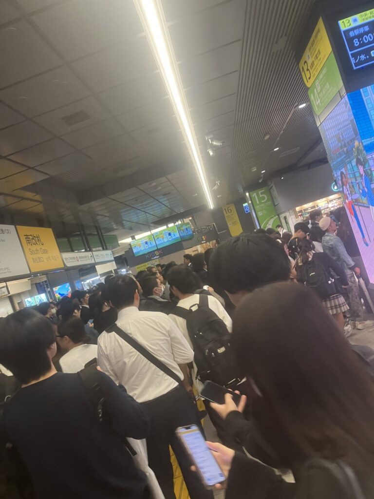 【画像】埼京線運転見合わせで通勤難民大量発生！山手線は地獄絵図に…