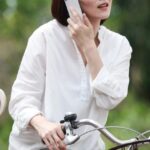 40から50代で「スマホ左手持ち」が多いワケ　若者は右手持ちが主流