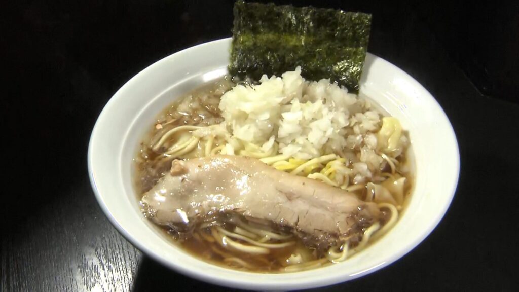 【経済】「ボリュームある」1杯250円の激安ラーメン　通常捨てている麺の“端材”活用で麺の原価0円に…餃子も250円