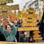 木々を伐採した競技場は「閉幕後使わない」　反五輪デモに1万人、段ボールのプラカードを掲げる